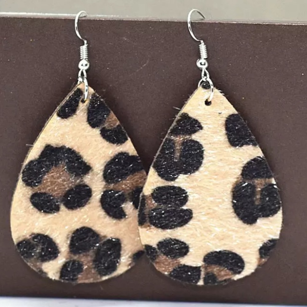 Vegan animal print fur teardrop earrings NEW - Picture 2 of 2